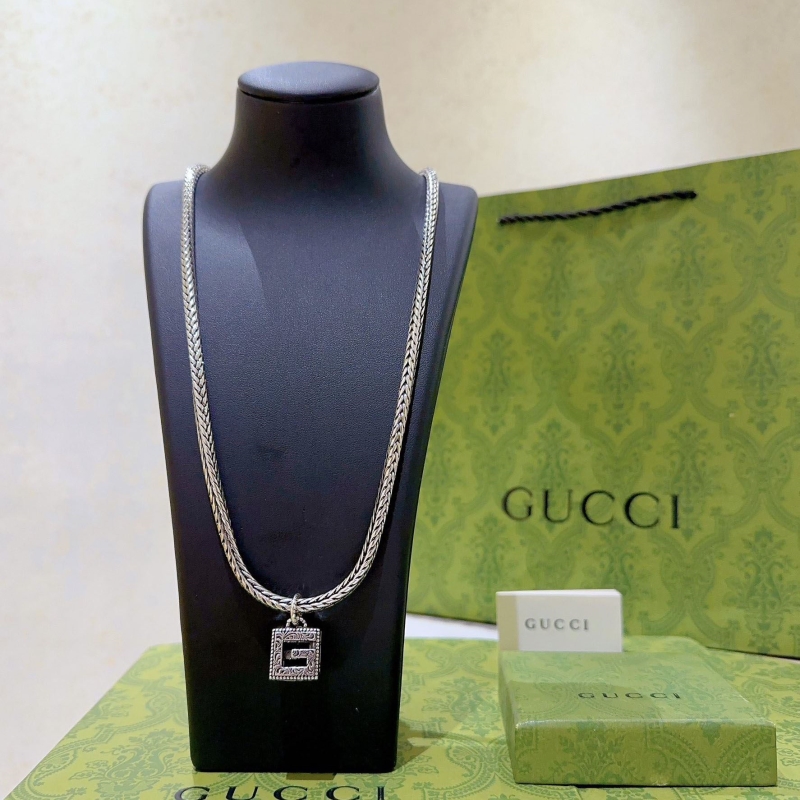 G*u*i necklaces
